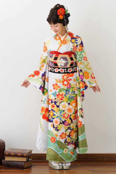 白地にオレンジの花々がキュート