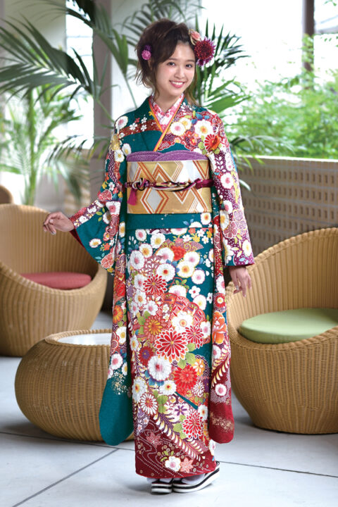 深い青色地に花々と古典柄