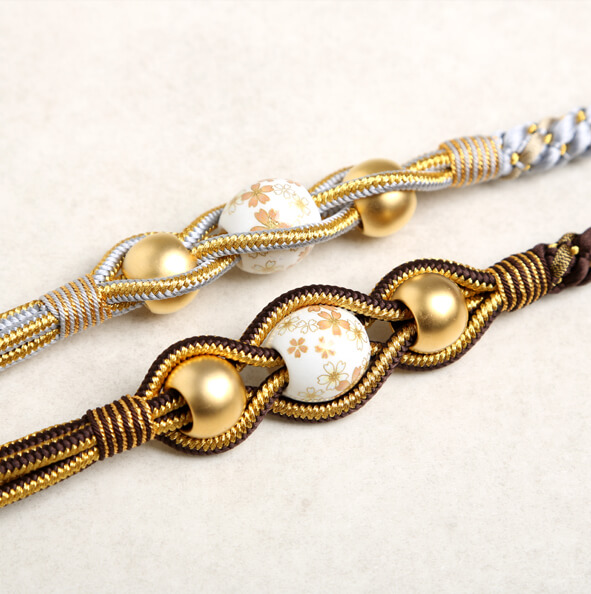 ■桜柄の飾珠をあしらった金と銀の振袖用帯〆です。■