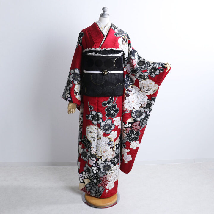 古典柄ベースの振袖を現代調にコーデ